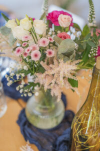Blumen an der Hochzeit mit Traurednerin und Sängerin Nadine Amalea