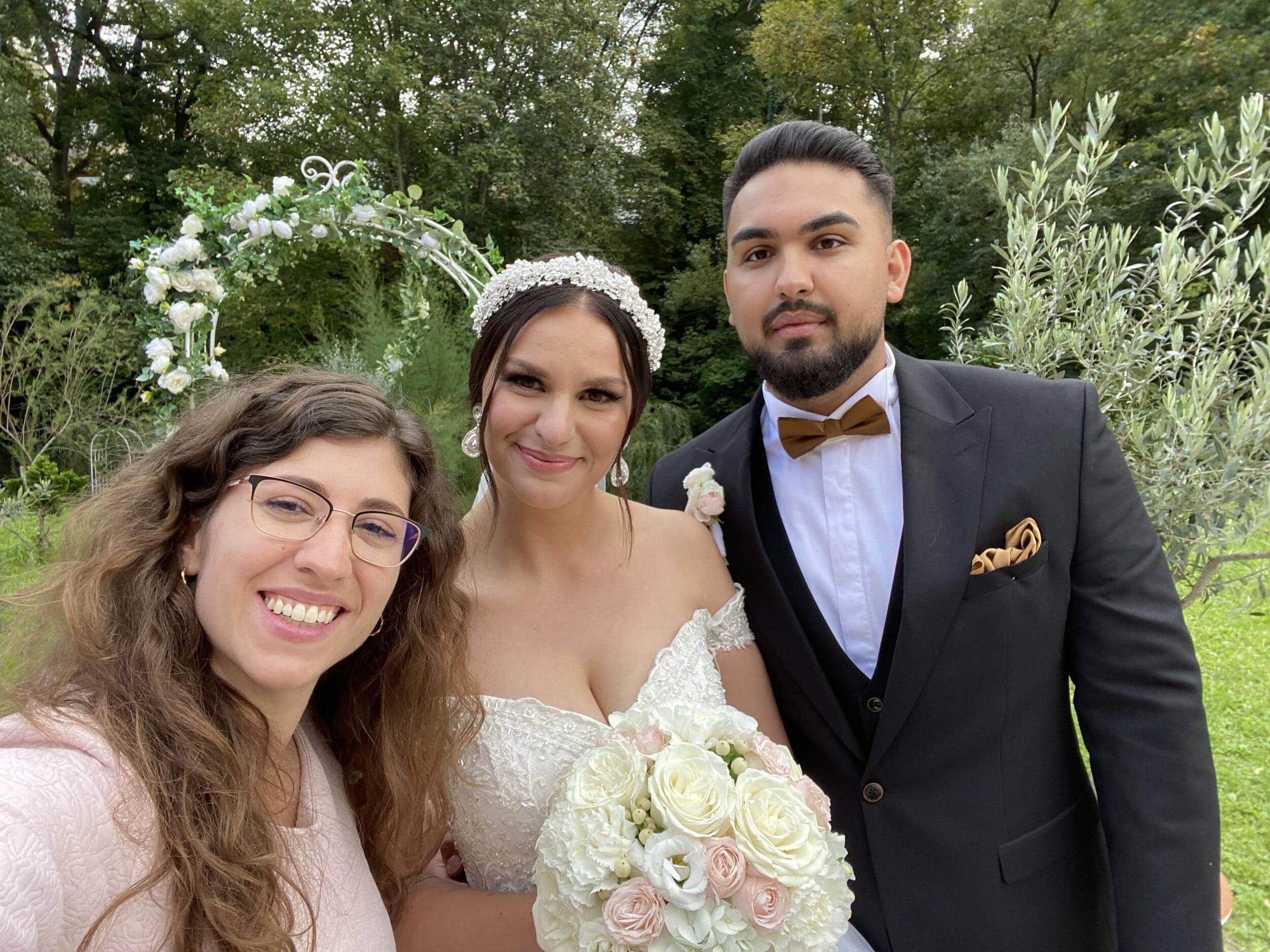 Selfie Traurednerin Nadine Amalea mit Brautpaar