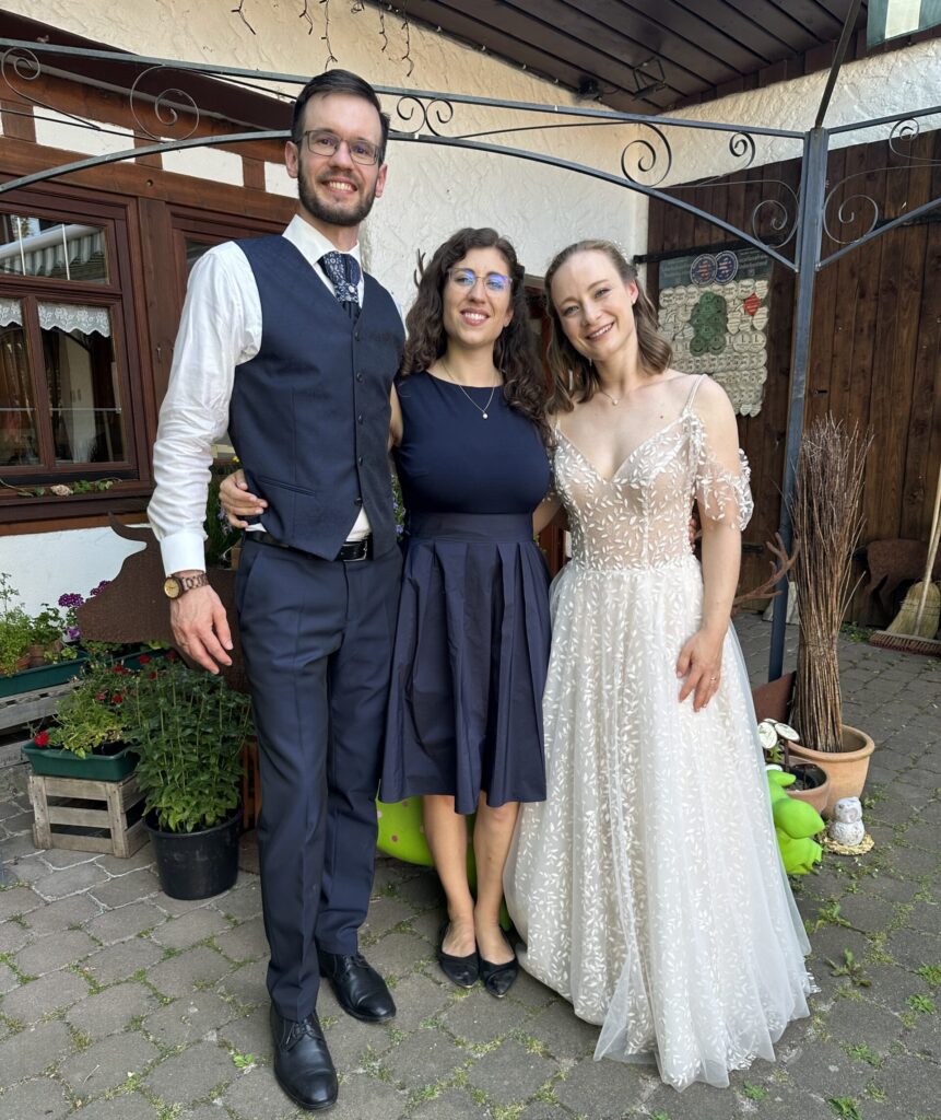 Traurednerin Nadine Amalea mit Ann-Kathrin und Sebastian nach der Trauung