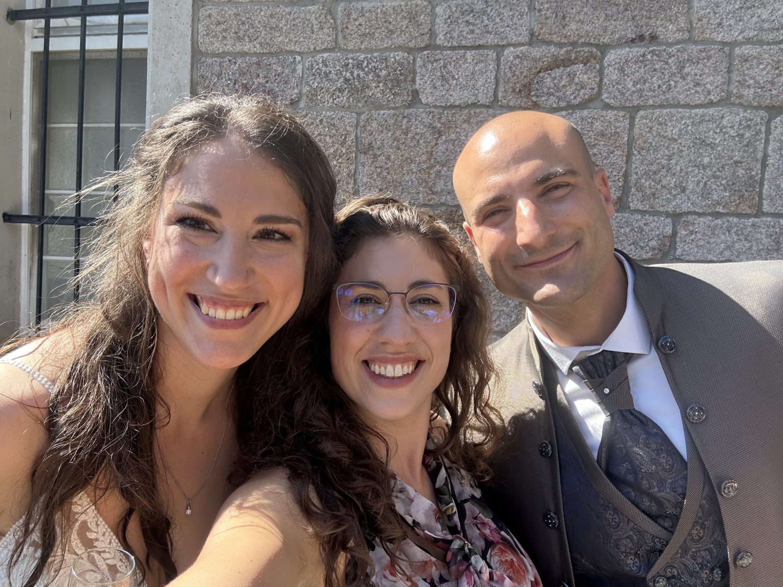 Selfie von Traurednerin Nadine Amalia mit dem Brautpaar in Baden-Baden